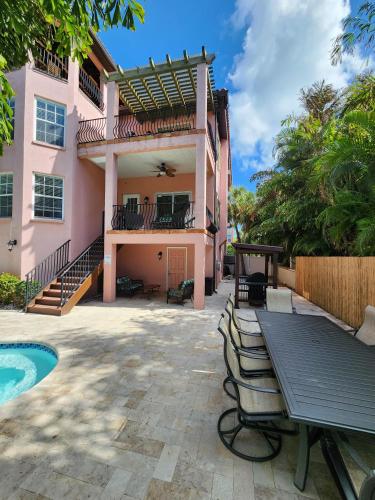 Sweet Home Anna Maria by RedAwning – Holmes Beach, FL