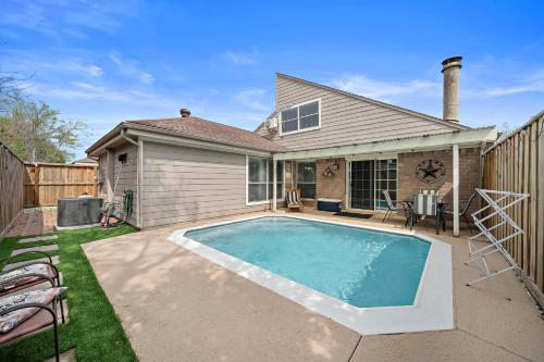 Houston Pool Getaway Games Parking Wifi Pet in Houston, USA