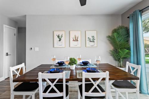 Tranquil Escape Contemporary 3-Bedroom Retreat - A Ryson Property in Cathedral City, USA