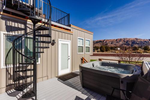 Peace and Tranquility private hot tub deck and bbq