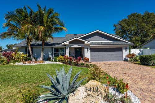 Twin Palms Oasis! Modern, with heated pool and game room! in Bradenton, USA