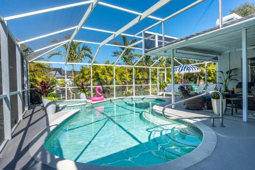 Twin Palms Oasis! Modern, with heated pool and game room! in Bradenton, USA