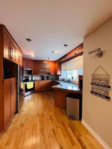 dapur, Family-Friendly 3BR Home with Backyard near Planetarium Rio Tinto Alcan