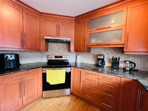 Family-Friendly 3BR Home with Backyard near Planetarium Rio Tinto Alcan