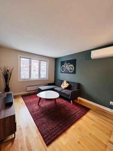 Family-Friendly 3BR Home with Backyard near Planetarium Rio Tinto Alcan