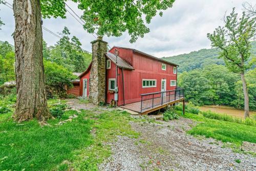 Pet Friendly Creekside Cabin At Darlington in Ligonier, USA