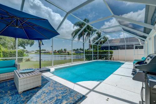 Turtle Bay Cottage! Cozy home with private pool! Water view! in Bradenton, USA