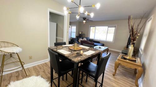 Kids,Pets, friendly 3BR 2BT Game Bonus, Room Fenced in Fayetteville, USA