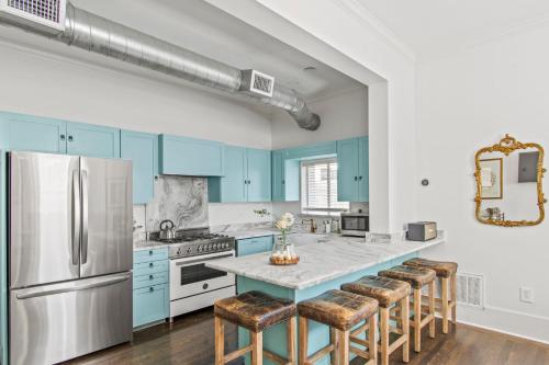 HUGE outdoor patio with Pool and BBQ - Sleeps 19 in Austin, USA