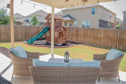 Modern, spacious 4 bedroom home with hot tub - San Antonio