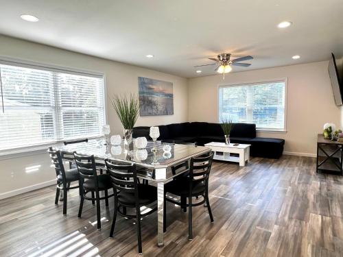 Beach House Cape May just 1 block from the Bay & a Short 5 minutes walk, Sleeps 19 in Cape May, USA