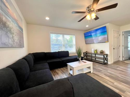 Beach House Cape May just 1 block from the Bay & a Short 5 minutes walk, Sleeps 19 in Cape May, USA