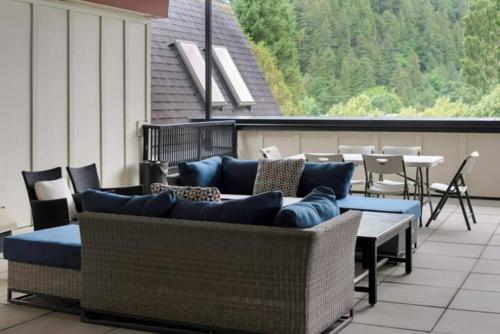 Modern 4BR Penthouse w/Lake Views & Rooftop Deck