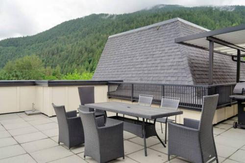 Modern 4BR Penthouse w/Lake Views & Rooftop Deck