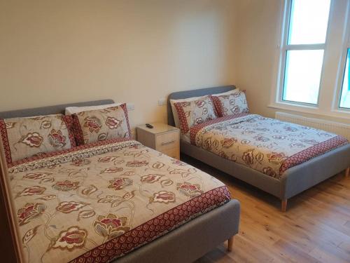 London Luxury 2 bedroom flat 4 mins to Ilford Stn Sleeps x8 Free Parking