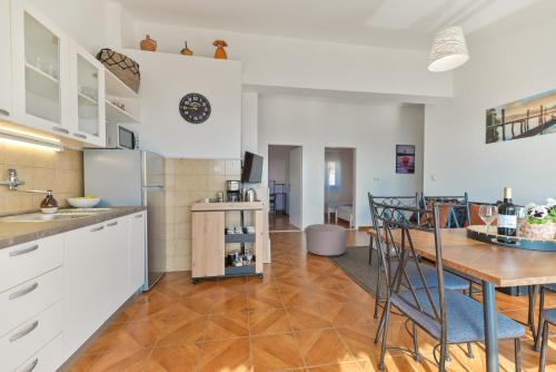 ห้องครัว, Villa Grande Vista - Spacious 3 BR Apartment with Large terrace and Fantastic sea view in ออกรุค กอนจิ