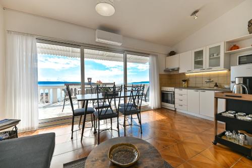 สภาพแวดล้อมโดยรอบ, Villa Grande Vista - Spacious 3 BR Apartment with Large terrace and Fantastic sea view in ออกรุค กอนจิ