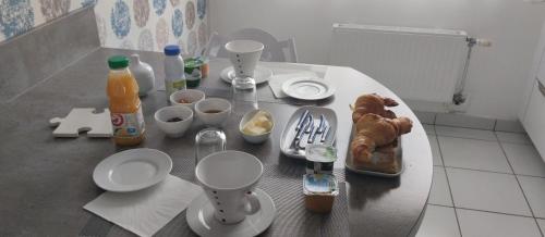 طعام و مشروبات, Chambre 20 m2 S de B et WC privés, Garage (Chambre 20 m2 S de B et WC prives, Garage) in 4e arrondissement