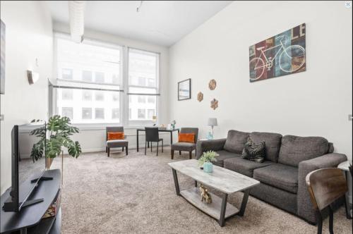 CozySuites - 2BR with Direct Skybridge Access #6