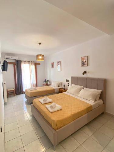 1 double bed, 1 twin bed