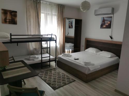 1 queen bed, 2 twin beds