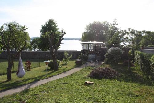 Ferienwohnung mit großem Garten und Blick zum See