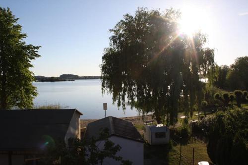 Ferienwohnung mit großem Garten und Blick zum See