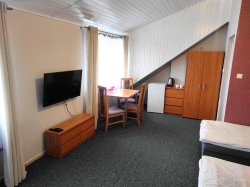 Triple Room with Private Bathroom image 3