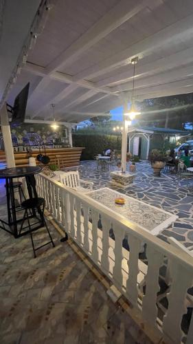 Diaporos Hotel - image 2