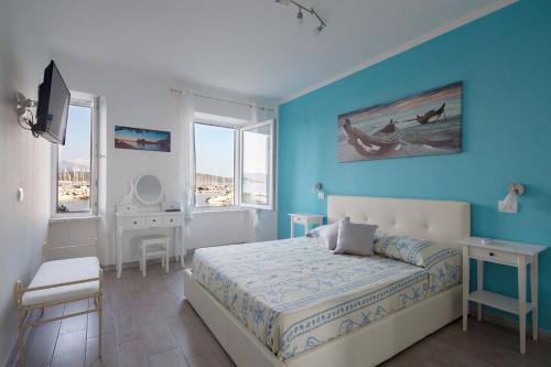 Fezzano / Portovenere Stilish double rooms with sea view, balcony or small courtyard