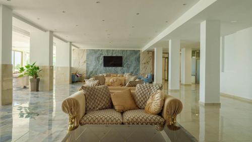kawasan lounge/TV kongsi, Ninos Grand Beach Resort in Nea Thesis
