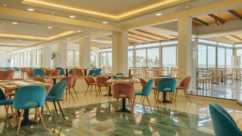 Pub/Ruang Rehat, Ninos Grand Beach Resort in Nea Thesis