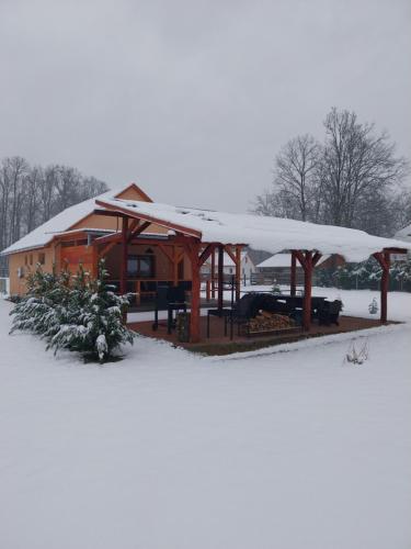 Viesnīcas āriene, Tölgyfa vendégházak (Tolgyfa vendeghazak) in Kaszo