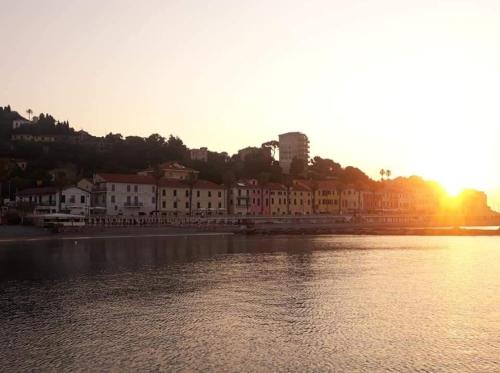  Casa intera indipendente con giardino privato in Imperia