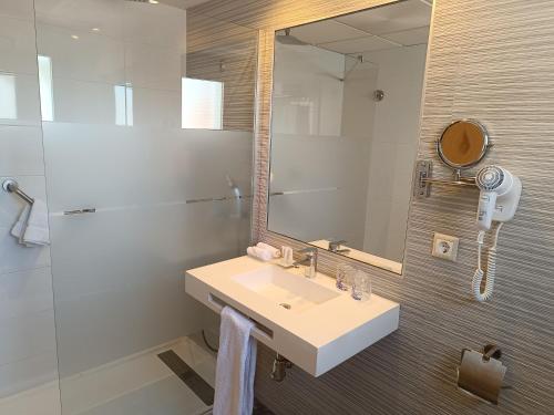 Standard Twin Room image 10