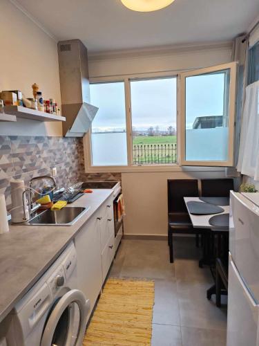 주방, Polys Apartment and Paraskevi studio with view in 프톨레마이다