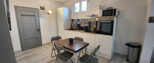 Kitchen, LE PECHE MIGNON - Appart 1 - locationlatamarissiere in Agde