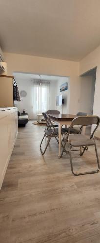 Kitchen, LE PECHE MIGNON - Appart 1 - locationlatamarissiere in Agde