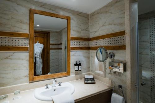 Deluxe Room with partial sea view image 5