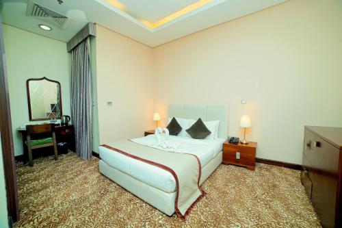 Family Room image 3