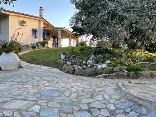 Poly's hill-house close to the beach gîte à louer Pigádhia