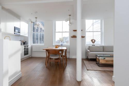Luxury 2 Bedroom Huge Duplex Covent Garden Holborn, Londyn