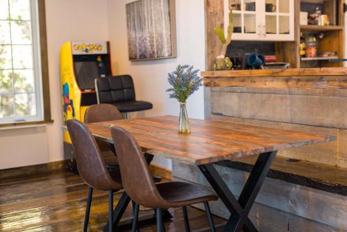 virtuve, LoveNestChalet - Romantic with Private Hot Tub & Fireplace in Grenville-Sur-La-Rouge (QC)