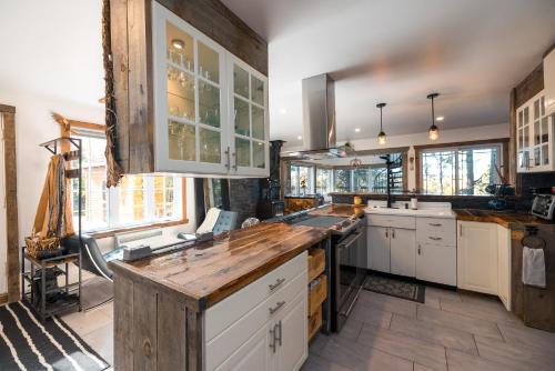 virtuve, LoveNestChalet - Romantic with Private Hot Tub & Fireplace in Grenville-Sur-La-Rouge (QC)