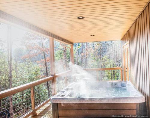 Arts Bungalow-wooded seclusion 1 mi to Deep Creek and Bryson City in Bryson City, USA