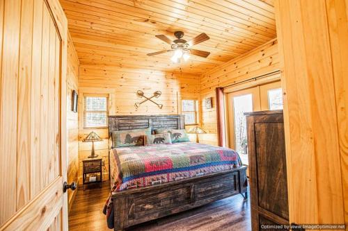 Arts Bungalow-wooded seclusion 1 mi to Deep Creek and Bryson City in Bryson City, USA