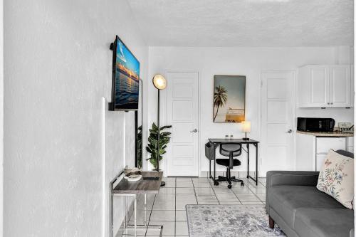 Executive Studio Hollywood Blvd & Near Beach - Tap to explore photos