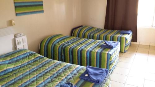 1 queen bed, 3 twin beds