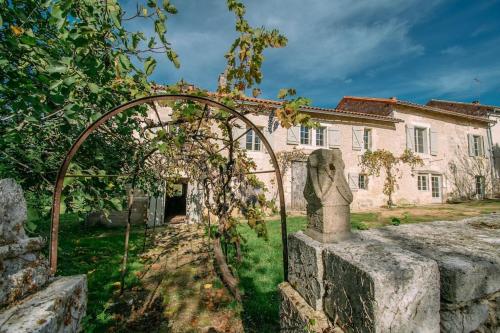 barn conversion, Dordogne La Tour-Blanche sleeps 12