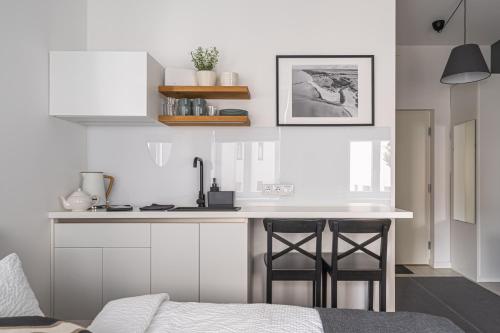 Elegant and Quiet Studio near Park with Elevator and AC, 9 min walk to Riga Old Town, Riga